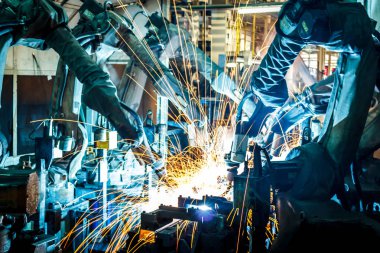 Ekip kaynak robotları otomotiv parçaları endüstrisindeki hareketi temsil ediyor.