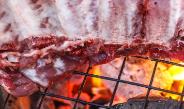 Kömürün üstünde bir barbekü üzerinde ızgara sığır eti biftek