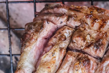 Kömürün üstünde bir barbekü üzerinde ızgara sığır eti biftek