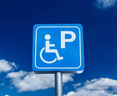 Beyaz bir arka plan üzerinde işareti otopark devre dışı.