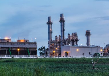 Petrokimya petrol rafineri tesisi ile mavi ve santral güzel bir akşam alacakaranlık görüntü