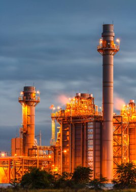 Petrokimya petrol rafineri tesisi ile mavi ve santral güzel bir akşam alacakaranlık görüntü