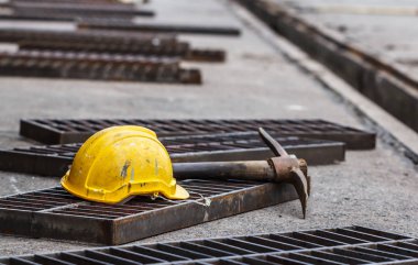 Sarı kask başından güvenli bir şekilde çalışma alanı korur.