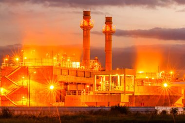 Petrokimya petrol rafineri tesisi ile mavi ve santral güzel bir akşam alacakaranlık görüntü