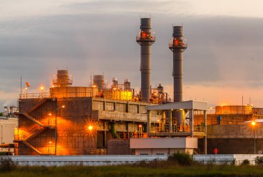 Petrokimya petrol rafineri tesisi ile mavi ve santral güzel bir akşam alacakaranlık görüntü