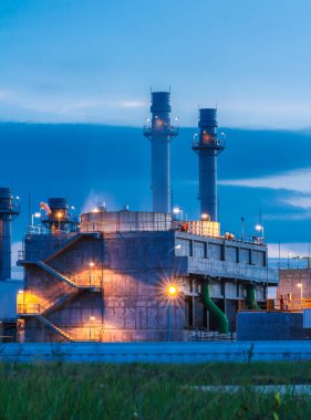 Petrokimya petrol rafineri tesisi ile mavi ve santral güzel bir akşam alacakaranlık görüntü