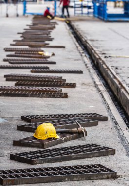 Sarı kask başından güvenli bir şekilde çalışma alanı korur.