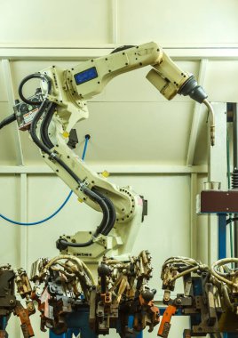 Takım otomotiv sektöründe Kaynak robotları