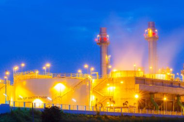 Petrokimya petrol rafineri tesisi ile mavi ve santral güzel bir akşam alacakaranlık görüntü