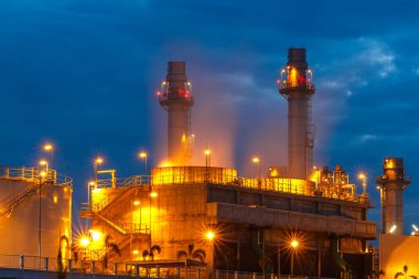 Petrokimya petrol rafineri tesisi ile mavi ve santral güzel bir akşam alacakaranlık görüntü