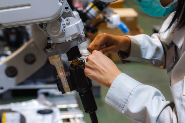 Endüstriyel robotlar Meclisi, robotlar sektöründe insanlar çalışmak.