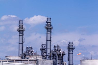 Yüksek gerilim enerji santrali çim ormanda