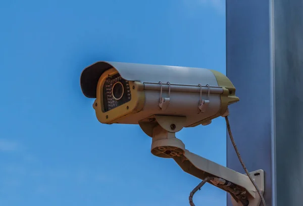 Cámara Vídeo Seguridad Sobre Fondo Azul Cielo —  Fotos de Stock