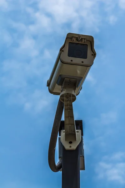 Cámara Vídeo Seguridad Sobre Fondo Azul Cielo —  Fotos de Stock