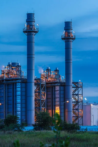 Petrokimya petrol rafineri tesisi ile mavi ve santral güzel bir akşam alacakaranlık görüntü