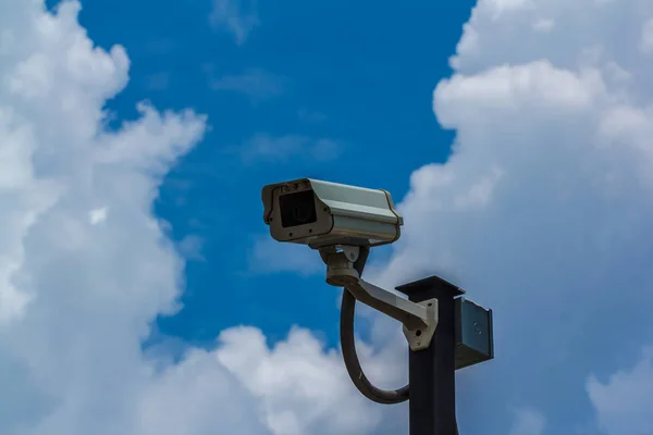 青い空を背景にセキュリティ ビデオ カメラ — ストック写真