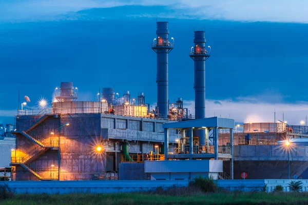 Petrokimya petrol rafineri tesisi ile mavi ve santral güzel bir akşam alacakaranlık görüntü