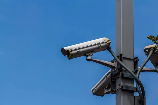 Cámaras Vigilancia Poste Con Fondo Azul —  Fotos de Stock