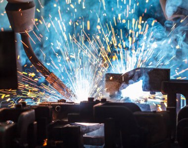 Bir otomobil fabrikasında kaynak yapan robotlar, otomobil parçaları endüstrisi.