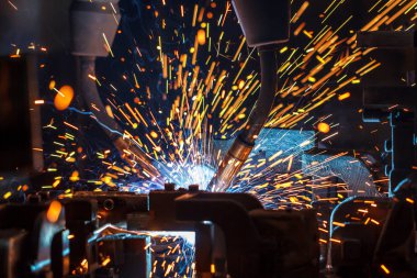 Bir otomobil fabrikasında kaynak yapan robotlar, otomobil parçaları endüstrisi.