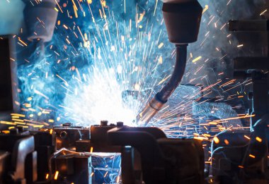 Bir otomobil fabrikasında kaynak yapan robotlar, otomobil parçaları endüstrisi.