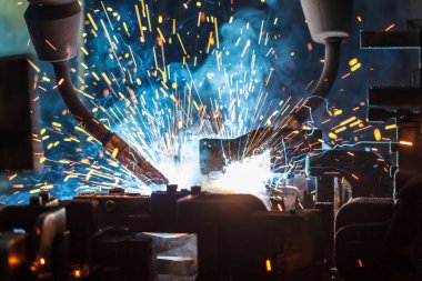 Bir otomobil fabrikasında kaynak yapan robotlar, otomobil parçaları endüstrisi.