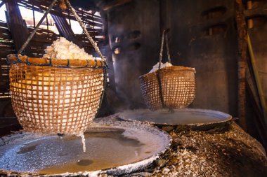 Tuz, haşlanmış tuzlu su halk meslek eski moda kristalize tuz alıştırma kaynatın.