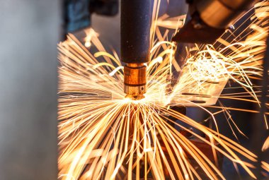 Kaynak robotlar bir araba fabrikasında hareket sparks, üretim, sanayi, fabrika ile