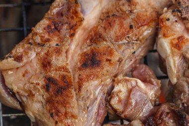 Izgara domuz kaburga ızgara biftek üzerinde.