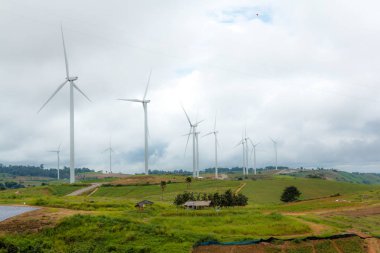 Rüzgar türbini bir yağmurlu günde fotoğraf çekmek istekli değilim.