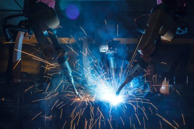 Bir otomobil fabrikasında kaynak yapan robotlar, otomobil parçaları endüstrisi.