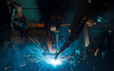 Kaynak robotları hareket bir araba fabrikasında