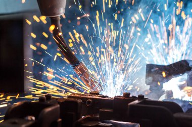 Bir otomobil fabrikasında kaynak yapan robotlar, otomobil parçaları endüstrisi.