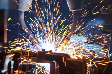 Bir otomobil fabrikasında kaynak yapan robotlar, otomobil parçaları endüstrisi.