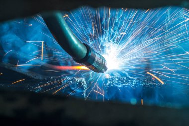 Bir otomobil fabrikasında kaynak yapan robotlar, otomobil parçaları endüstrisi.