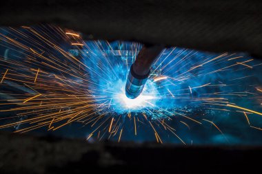 Bir otomobil fabrikasında kaynak yapan robotlar, otomobil parçaları endüstrisi.