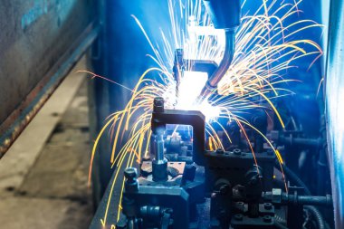 Kaynak robotları hareket bir araba fabrikasında