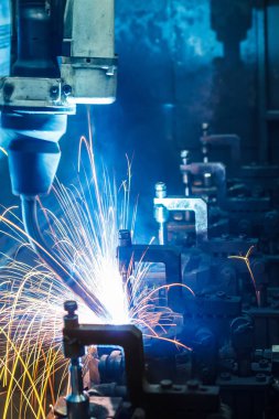 Kaynak robotları hareket bir araba fabrikasında