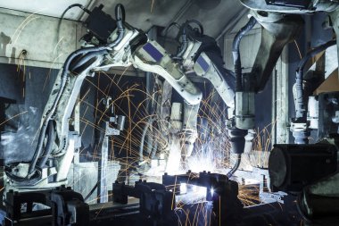 Kaynak robotları hareket bir araba fabrikasında