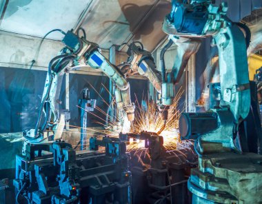 Kaynak robotları hareket bir araba fabrikasında