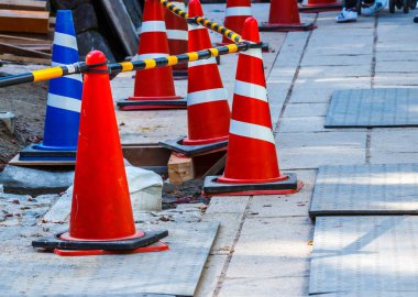 Açık havada turuncu trafik konileri, dikkat, dikkat