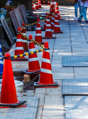 Eski püskü trafik konileri mekanlarda, uyarı, yığılmış grup eski dikkat