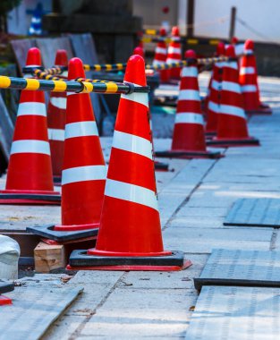 Eski püskü trafik konileri mekanlarda, uyarı, yığılmış grup eski dikkat