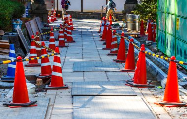 Eski püskü trafik konileri mekanlarda, uyarı, yığılmış grup eski dikkat