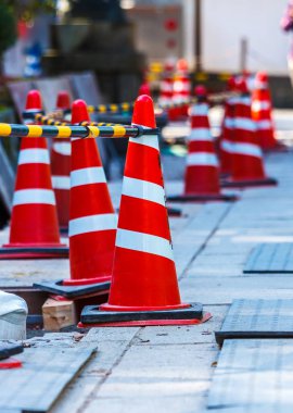 Eski püskü trafik konileri mekanlarda, uyarı, yığılmış grup eski dikkat