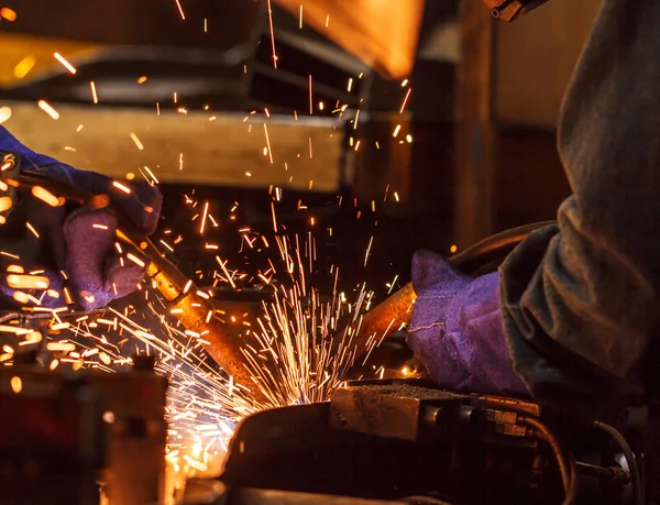 Trabajador Con Máscara Protectora Soldadura Fábrica Metal —  Fotos de Stock