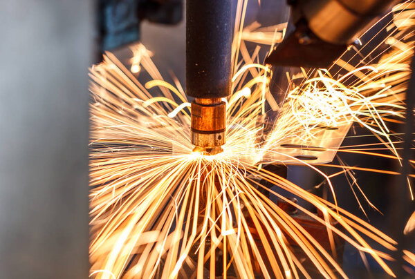 Роботы для сварки движения на автомобильном заводе - искры, производство, промышленность, завод
