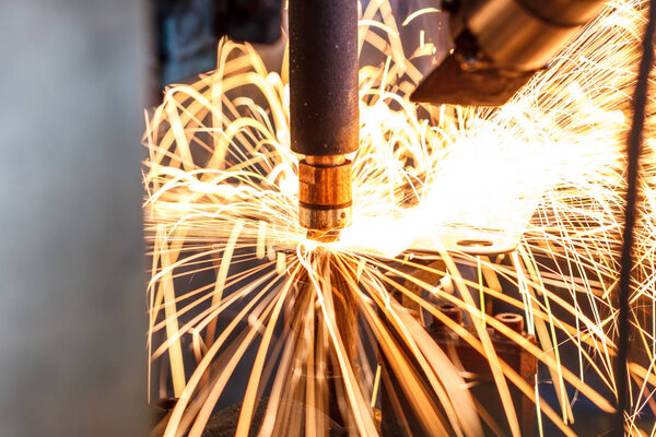 Роботы для сварки движения на автомобильном заводе - искры, производство, промышленность, завод
