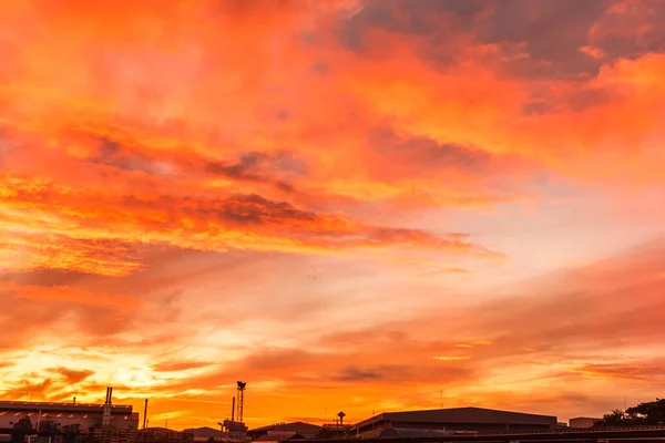 Salida Del Sol Con Cielo Vivo Colorido Nubes Siluetas Oscuras —  Fotos de Stock