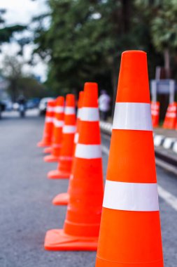 Açık havada turuncu trafik konileri, dikkat, dikkat